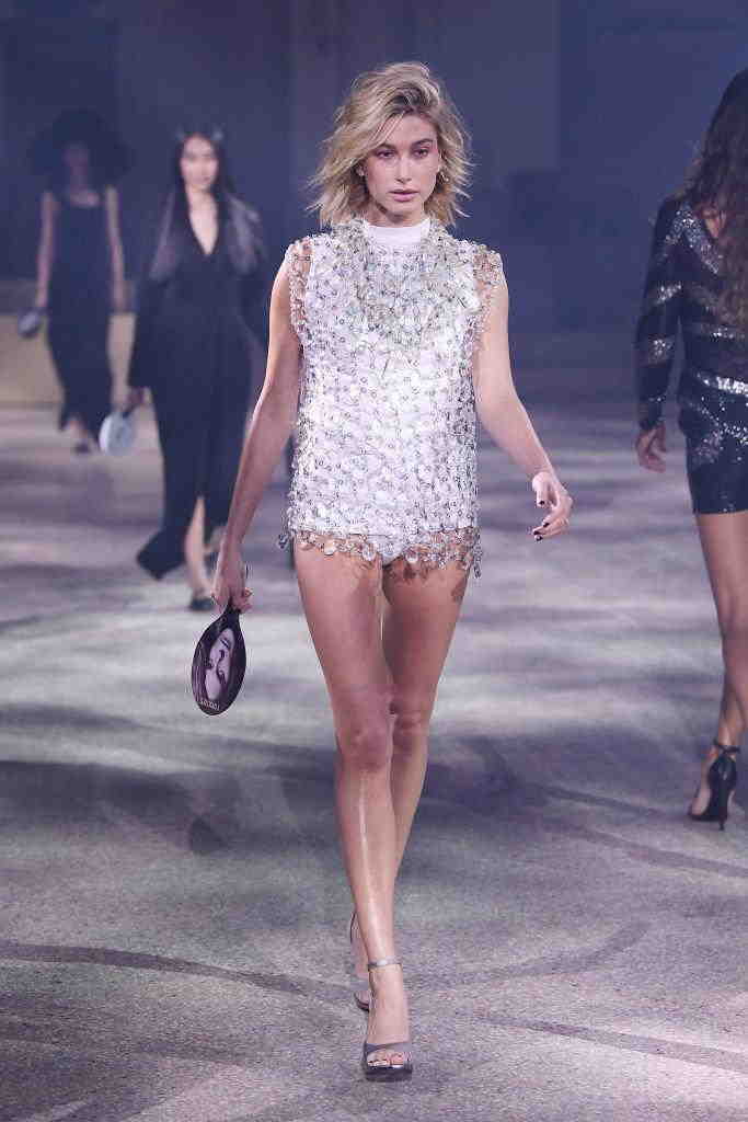 Cəsarətli libası ilə adından söz etdirdi -  FOTOLAR